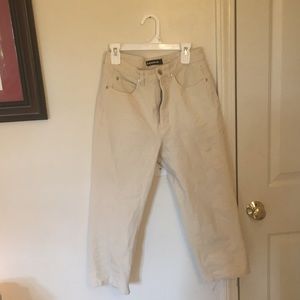 High waisted off-white Capri pants size 6